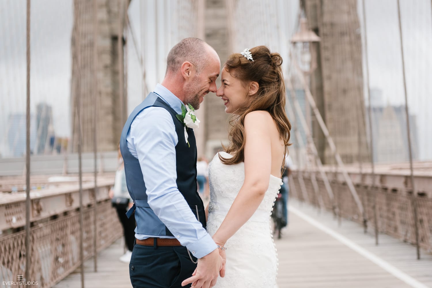 Brooklyn Bridge wedding photos in Brooklyn. Photos by Brooklyn wedding photographer Everly Studios, www.everlystudios.com